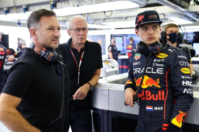 Кристиан Хорнер, Хельмут Марко и Макс Ферстаппен в боксах Red Bull на тестах в Бахрейне, фото Red Bull
