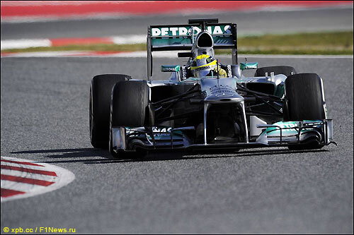 Нико Росберг за рулем Mercedes W04 на трассе в Барселоне
