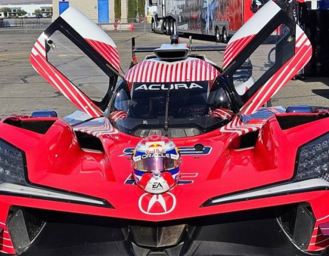Шлем Макса Ферстаппена на носовом обтекателе спортпрототипа Acura, фото из социальных сетей