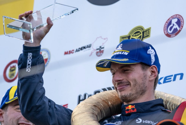 Макс Ферстаппен на подиуме после победы на Нюрбургринге, фото Verstappen.com