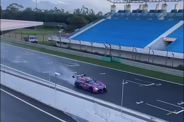 Макс Ферстаппен за рулём Mercedes-AMG GT3 на трассе в Эшториле, стоп-кадр из видео из социальных сетей