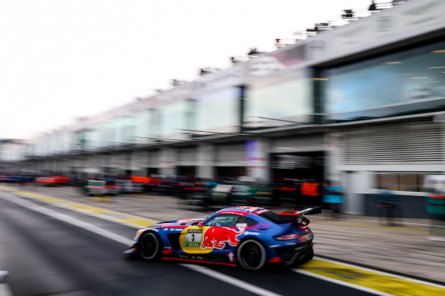 Машина команды Verstappen Racing возвращается на трассу после пит-стопа, фото пресс-службы Mercedes-AMG Motorsport