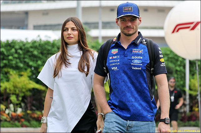Kelly Piquet (bạn gái Max Verstappen) đeo Audemars Piguet Royal Oak Mini Frosted Gold White Gold