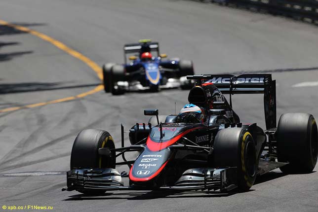 Фернандо Алонсо за рулём McLaren MP4-30