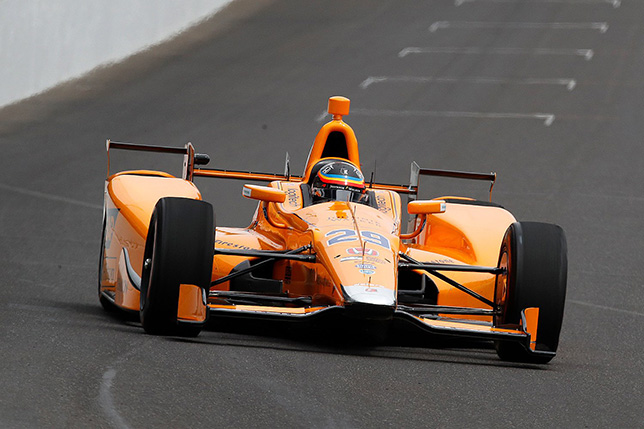 Фернандо Алонсо за рулём машины команды Andretti в цветах McLaren на тестах в Индианаполисе