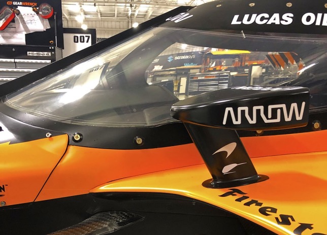 Под логотипом McLaren на креплении зеркала – личный символ Брюса Макларена
