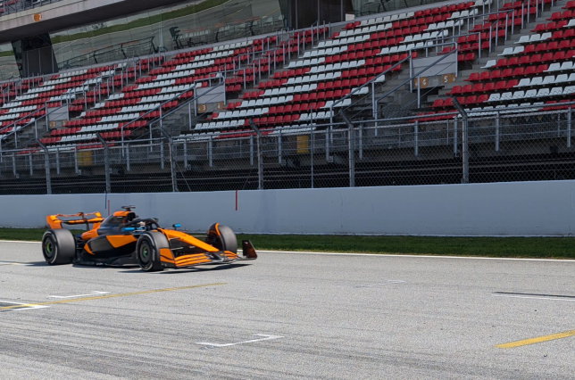 Джейк Хьюз за рулём McLaren MCL60 на тестах в Барселоне, фото из социальных сетей
