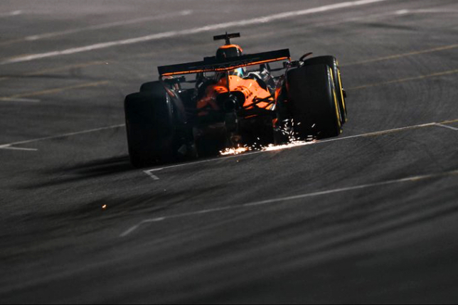 Искры из под днища машины McLaren в Лас-Вегасе, фото пресс-службы команды