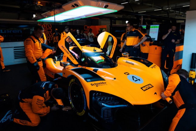 Гиперкар MCL-HY в боксах автодрома в Имоле, фото пресс-службы McLaren