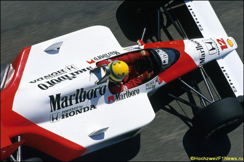 Айртон Сенна за рулем McLaren MP4/4
