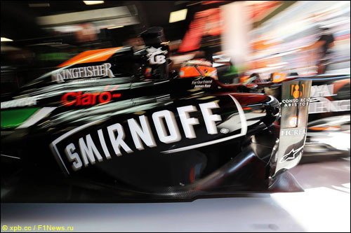 Реклама алкогольной продукции на машине Force India