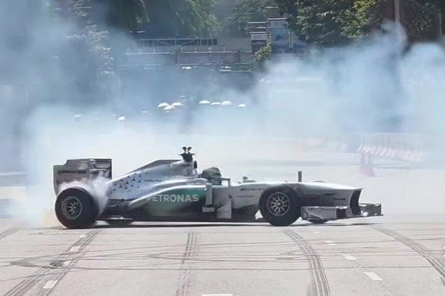 Фредерик Вести крутит дымит резиной за рулём Mercedes W04 в Сингапуре, стоп-кадр из видео из социальных сетей