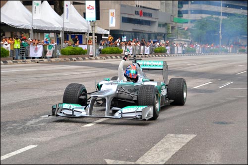 Джазман Джафар за рулём шоукара Mercedes AMG Petronas в Куала-Лумпур