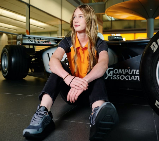Элла Хаккинен на фоне чемпионской машины отца в Технологическом центре McLaren, фото пресс-службы команды