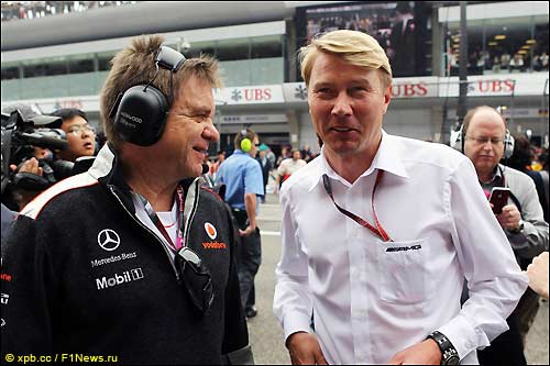 Мика Хаккинен (справа) и доктор McLaren Аки Хинтса