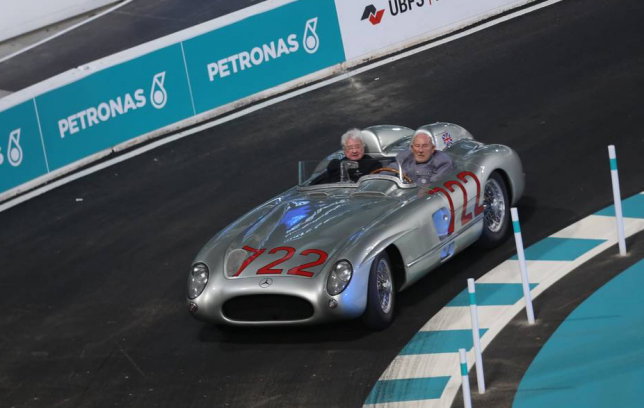 Стирлинг Мосс за рулём Mercedes 300 SLR на фестивале Stars & Cars в Штутгарте, 2015 год, фото XPB