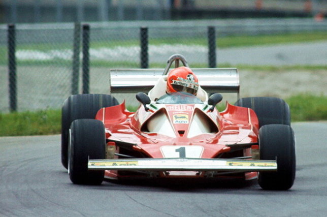 Ники Лауда за рулём Ferrari F310, машины 1976 года, фото пресс-службы Pirelli