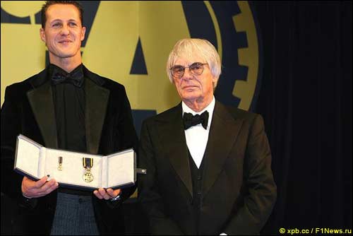 Берни Экклстоун и Михаэль Шумахер на церемонии FIA, 2006 г.