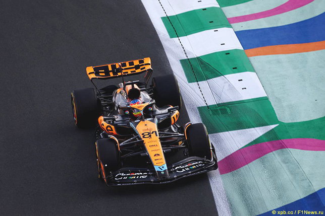 Оскар Пиастри за рулём McLaren MCL60 на трассе в Джидде