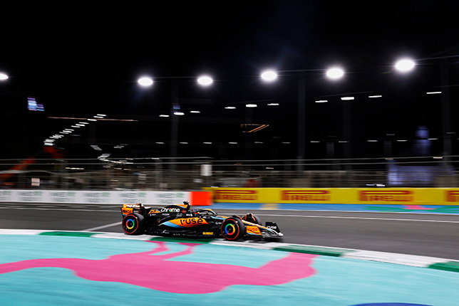 Оскар Пиастри за рулём McLaren MCL60 на трассе в Джидде, фото пресс-службы McLaren