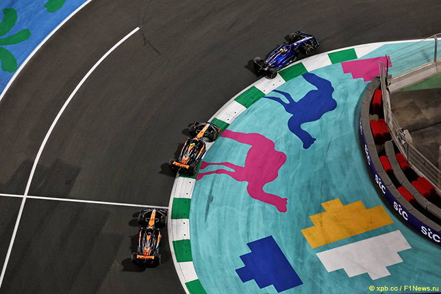 Машины McLaren на трассе в Джидде