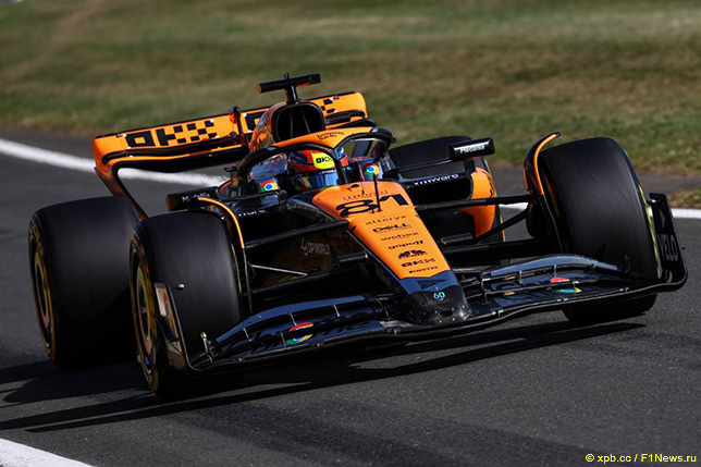 Оскар Пиастри за рулём McLaren MCL60 на тренировках в Сильверстоуне