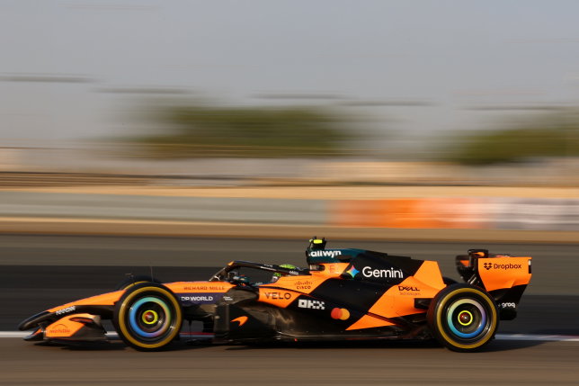 Ландо Норрис за рулём MCL40 на трассе в Бахрейне, фото пресс-службы McLaren
