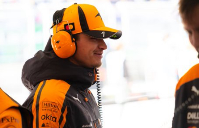 Ландо Норрис в боксах McLaren, фото пресс-службы команды
