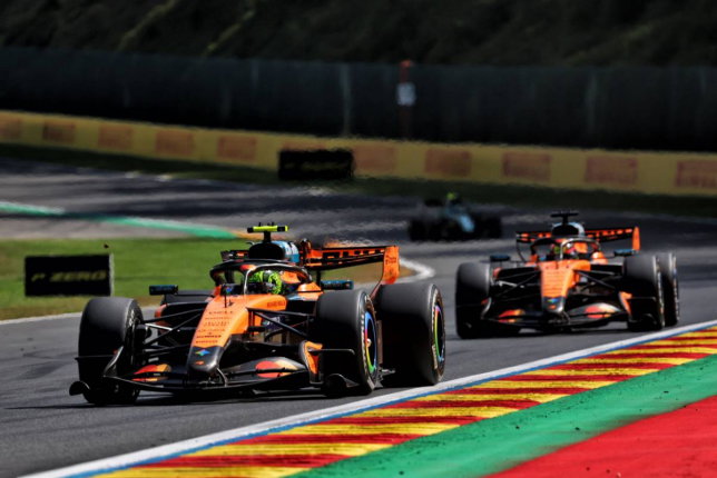 Машины McLaren на трассе Гран При Бельгии, фото XPB