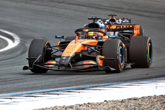 Оскар Пиастри за рулём McLaren MCL40 на трассе в Зандфорте, фото XPB