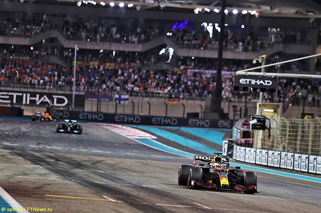 Макс Ферстаппен первым пересекает линию финиша в Абу-Даби