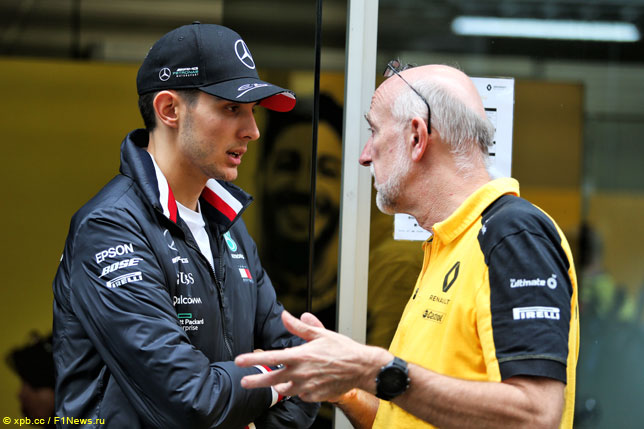 Эстебан Окон с сотрудником Renault