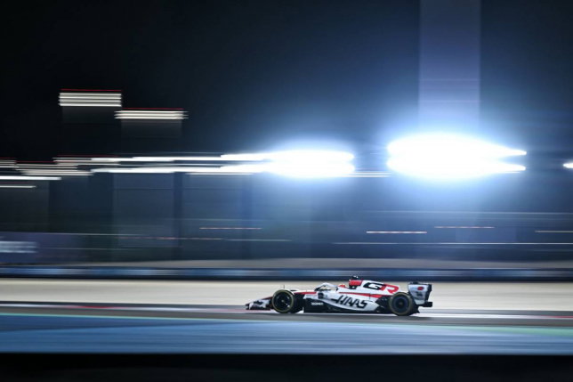 Эстебан Окон за рулём Haas VF-26 на трассе в Бахрейне, фото XPB