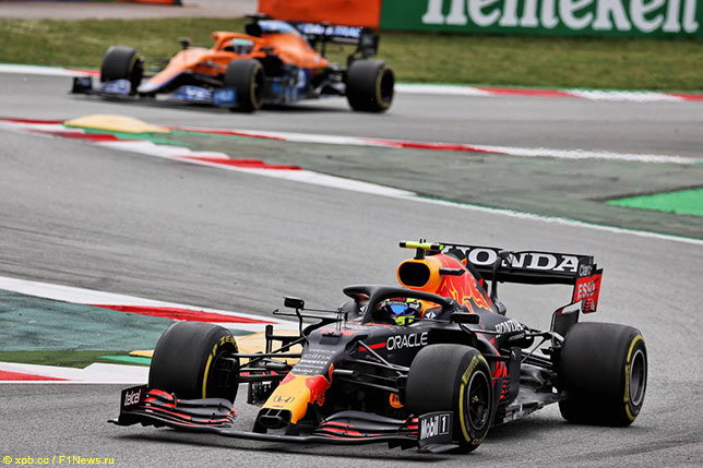 Серхио Перес за рулём RB16B на трассе в Барселоне