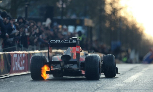 Во время шоу в Милтон-Кинсе на машине Макса Ферстаппен возникло возгорание, фото пресс-службы команды