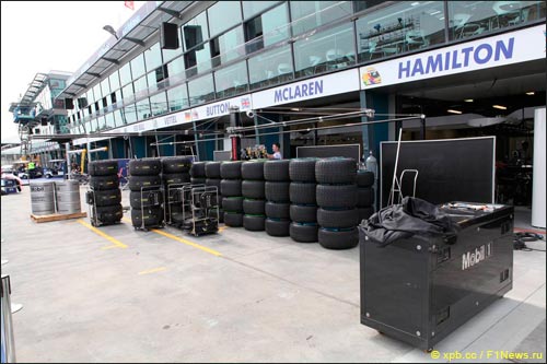 Шины Pirelli перед боксами McLaren
