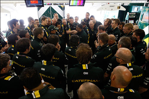 Собрание в боксах Caterham на Гран При Китая