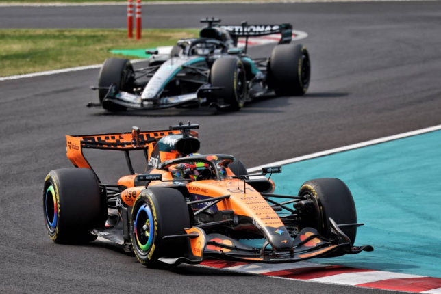 Оскар Пиастри за рулём McLaren MCL40 на трассе в Сузуке, фото XPB