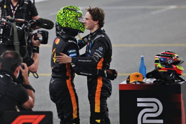 Гонщики McLaren поздравляют друг друга после финального гонки сезона в Абу-Даби, фото XPB