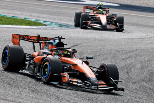Машины McLaren на трассе в Сепанге, фото XPB