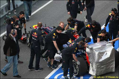 Механики закрывают заднюю часть RB8