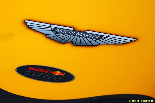 Логотип Aston Martin на машине Red Bull Racing, 2016 год