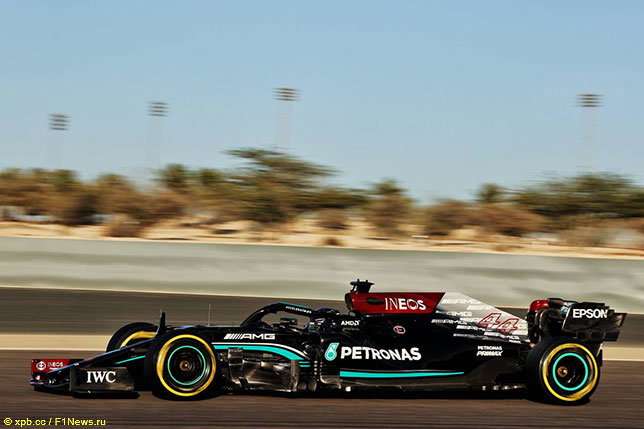 Льюис Хэмилтон за рулём Mercedes W12т на тестах в Бахрейне