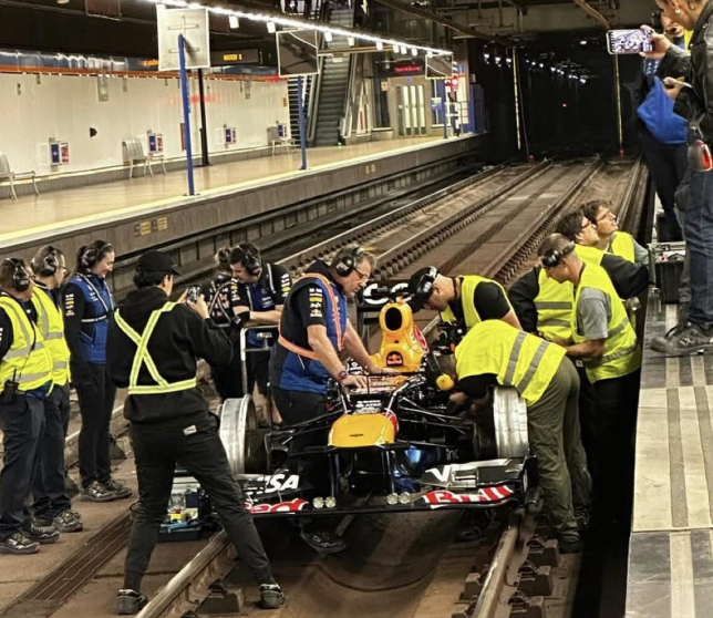 Машина Red Bull Racing в мадридском метро, фото из социальных сетей