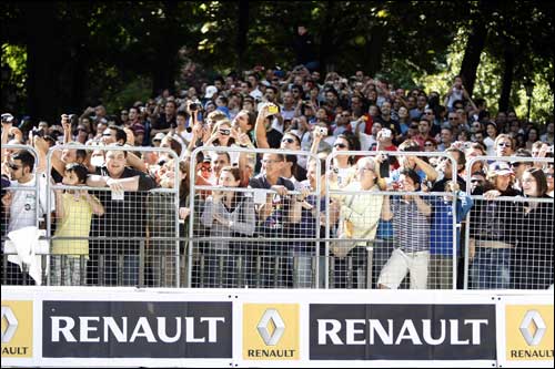 Болельщики на уличном шоу Renault