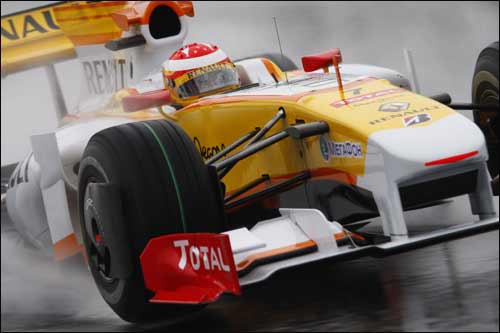 Логотип Мегафон на Renault R29