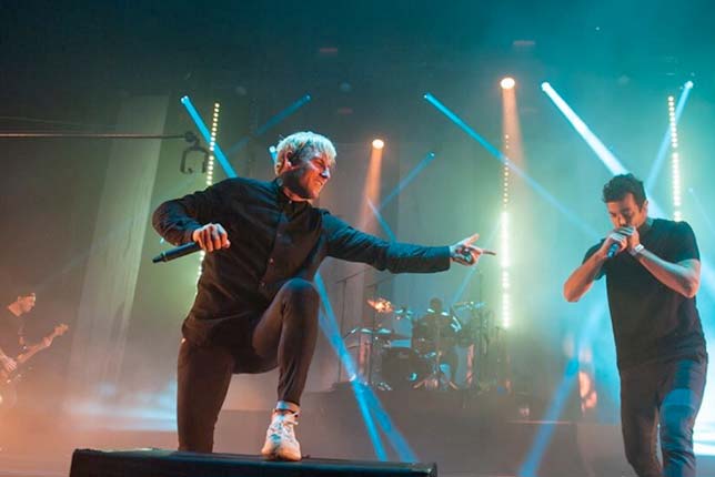Даниэль Риккардо (справа) на сцене лондонского комплекса O2 вместе с Parkway Drive, фото Rock Sound