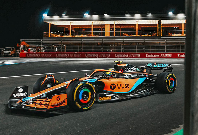 Ландо Норрис за рулём McLaren MCL36 на трассе в Джидде, фото пресс-службы McLaren