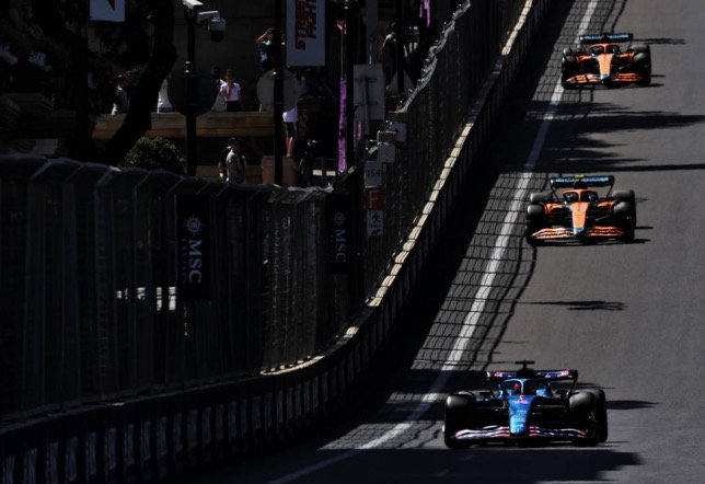 В Баку гонщики McLaren по очереди ехали за Фернандо Алонсо, но так и не смогли обогнать, фото XPB