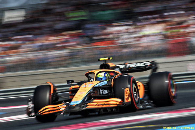 Ландо Норрис за рулём McLaren MCL36 на трассе в Ле-Кастелле